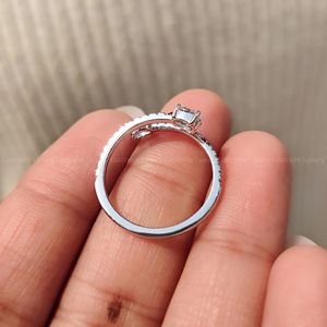 Anillo de Compromiso Minimalista con Moissanita Ovalada de 0.50 CT EF VS en Plata Sólida 925, Regalo para Mujer - Product Image 3