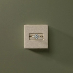 Anillo de Compromiso con Diamante Cultivado en Laboratorio de Corte Cojín de 2 Quilates y Tres Piedras, Oro Sólido de 14K, Certificado IGI, Regalo de Lujo para Boda y Aniversario - Product Image 6