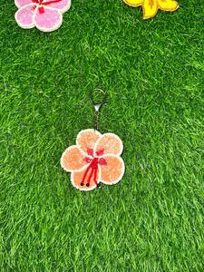 Llavero de Flores Bordadas a Mano, Colgante Textil de Algodón, Diseño Floral en Rosa, Rojo, Amarillo y Naranja, Decoración con Gancho Metálico - Product Image 4