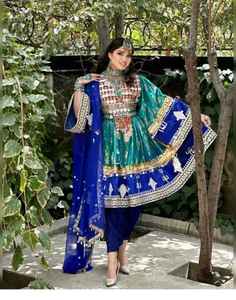 Robes de mariée afghanes Kuchi bleu olive faites à la main avec corsage brodé rose et violet et jupe plissée large - Product Image 2