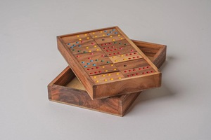 Juego de Dominó Doble Seis de Madera de Colores ILAHI, 28 Piezas, Ecológico, Tallado y Grabado, Diseño Antiguo, Caja Rectangular Alta de Madera - Product Image 2