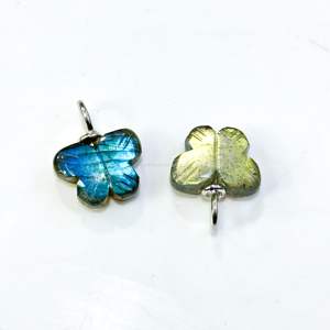 Pendentif Papillon Éclatant en Labradorite, en Argent Sterling 925, Pierre Précieuse de Labradorite Sculptée à la Main, pour la Fabrication de Bijoux en Gros - Product Image 1