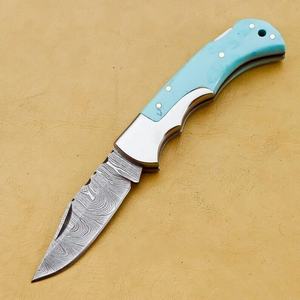 มีดพับเหล็กดามัสกัส ด้ามเทอร์ควอยซ์ พร้อมที่จุดไฟ สำหรับพกพา ล่าสัตว์ คุณภาพสูง 58HRC รับประกัน 3 ปี ODM OEM - Product Image 1