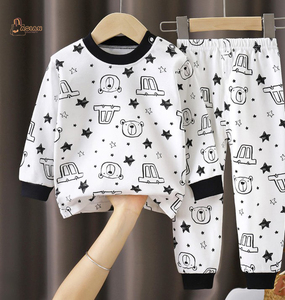 Ensemble de pyjamas à manches longues pour enfants avec imprimé de dessins animés mignons, à porter au printemps, blanc avec des étoiles et des ours noirs, 100% coton - Product Image 1