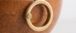 Bol de service rond en bois de manguier finition noyer avec poignées latérales métalliques modernes - Product Image 4