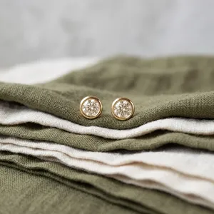 Boucles d'oreilles modernes serties de diamants, certifiées IGI, en or jaune massif, solitaires étincelants créés en laboratoire, à fermoir poussoir, bijoux de mariage - Product Image 1