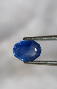 Zafiro azul natural de corte elegante. Piedra de zafiro azul suelta en venta. - Product Image 3