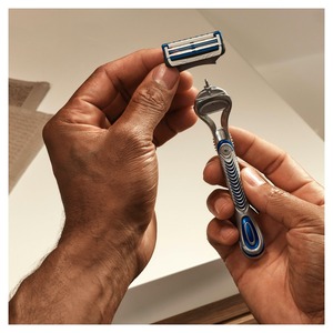 Maquinilla de afeitar Gillette SkinGuard Premium con sistema avanzado de protección para la piel sensible y un afeitado suave y cómodo - Product Image 5