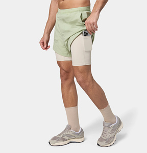 Shorts de course pour homme vert clair 2 en 1, séchage rapide, avec poches, coupe classique, en polyester/nylon, extensible et respirant - Product Image 1
