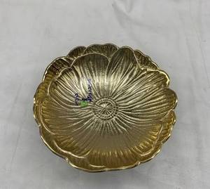 Plato Decorativo de Metal con Forma de Flor, Diseño Oriental Grabado a Mano, Color Dorado, para Fiestas - Product Image 3