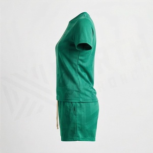 Ensemble de sport 2 pièces vert à imprimé géométrique pour femme : T-shirt à manches courtes et short au-dessus du genou en maille à séchage rapide - Product Image 3