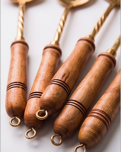 Ensemble de service fini doré avec manche en bois Ustensiles de cuisine élégants pour la fête de mariage Vaisselle rustique essentielle Cadeau - Product Image 2