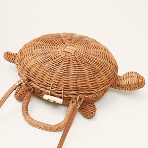 Encantadora bolsa de mimbre para niños con forma de tortuga, cestas con asas premium, cesta para bebé tejida a mano - Product Image 1