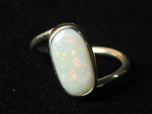 Anillo de Boda de Ópalo Sólido Australiano - Plata con Múltiples Colores de Fuego, Estilo Clásico con Engaste de Puntas - Talla 5 de EE. UU., Hecho a Mano, Regalo para Ella - Product Image 2