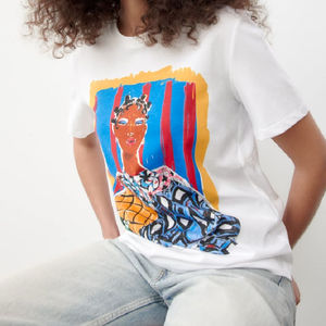 เสื้อยืดผู้หญิงคุณภาพพรีเมียมใหม่ขายส่ง สำหรับฤดูร้อน สไตล์ลำลอง ตกแต่งด้วยกระดุม ด้วยวิธีการพิมพ์ดิจิทัล - Product Image 6