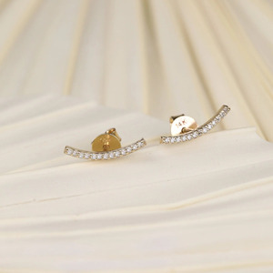Pendientes de Oro Amarillo con Barra Curva y Diamantes Cultivados en Laboratorio - Product Image 4