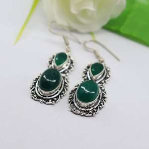 Pendientes de Plata de Ley con Ónix Verde Hechos a Mano, Joyería con Gemas Engastadas en Bisel, Regalo Elegante para Mujer, Accesorio de Moda - Product Image 3