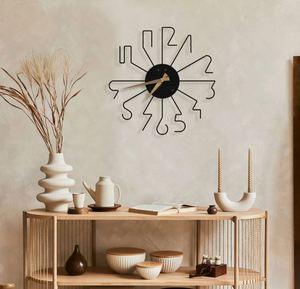 Increíble reloj de pared metálico que aporta estructura y simetría a la decoración de paredes. Diseño robusto que se adapta tanto a hogares como a espacios públicos. - Product Image 4
