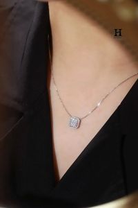 Collier pendentif personnalisé en or avec grappe de diamants baguette et ronds – Fabricant de bijoux fins - Product Image 1