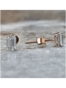 Boucles d'oreilles en diamant de laboratoire taille émeraude 0,55 ct certifiées IGI, clous en or tendance à quatre griffes, bijoux élégants pour femme - Product Image 4