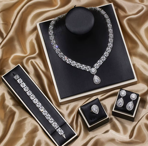 Conjunto de Joyería Nupcial: Collar, Pendientes y Pulsera de Zirconia con Baño de Rodio en Latón, en Caja de Regalo para Bodas y Fiestas - Product Image 6