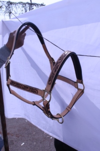 Harnais de cheval en cuir repoussé de qualité supérieure, gravé de motifs floraux, réglable, style western, durable, avec têtière rembourrée - Product Image 6