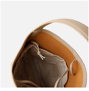 Borsa a Spalla da Donna Casual e alla Moda di Grande Capienza in Pelle Bovina a Secchiello con Chiusura a Cordoncino Leggera Logo Personalizzato Stile Semplice - Product Image 6