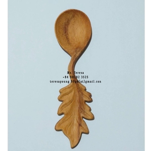 Cuchara de madera vietnamita ecológica Doussie con mango tallado en flor, agitador de té y café, vajilla al por mayor para exportación - Product Image 1
