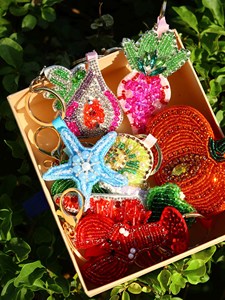 Porte-clés perlé fait main avec broderie, élégant accessoire de sac pour femmes, filles, anniversaires et cadeaux de fête - Product Image 4