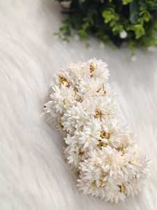 Gajra artisanal de fleurs de jasmin blanc avec clochettes dorées, idéal pour les mariages, les fêtes et l'intérieur – Confortable et décoratif - Product Image 4