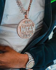 Colgante de Lujo Personalizado de Plata de Ley Chapado en Oro con Diseño de Logotipo de Alfabeto Super Iced y Diamantes de Moissanita Pesados para Hombre - Product Image 2