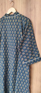 Kimono con Cinturón y Estampado Floral Verde Oscuro - Product Image 3