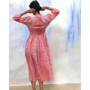 Robe longue en tricot rose unie/à carreaux pour femme, écologique, élégante, col en V, boutonnée sur le devant, avec manches bouffantes, silhouette ample - Product Image 4