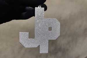 จี้ห้อยคอเงินแท้ 925 ดีไซน์หรูหราแบบฮิปฮอป ประดับเพชรโมอิสซาไนต์เต็มตัว ชุบโรเดียม/ทอง  พร้อมตัวอักษรย่อตามสั่ง - Product Image 3