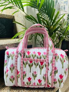 Sac de voyage matelassé en coton floral léger et écologique de haute qualité, fait main par VEER HANDIRCRAFTS, avec fermeture éclair - Product Image 1