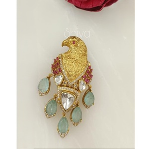 Magnifique broche classique en laiton plaqué or de qualité supérieure avec moissanite et kundan, idéale pour un cadeau ou pour une tenue de mariage ou de fête. - Product Image 2