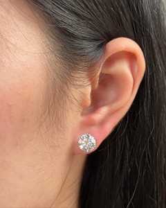 Boucles d'oreilles clous solitaires minimalistes en or massif 14 carats avec diamant de laboratoire rond de 5 carats, serti 6 griffes, pour usage quotidien ou mariage, par le fabricant - Product Image 4