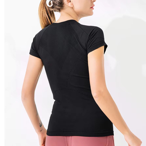 เสื้อยืดสปอร์ตผ้าตาข่ายแห้งเร็วไร้ตะเข็บสำหรับผู้หญิง สีแดง แขนสั้น คอกลม ทรงเข้ารูป ผ้ายืดสแปนเด็กซ์ - Product Image 3