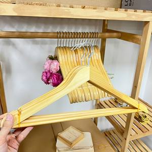 Organisateur de vêtements en bois de pin à joints, avec crochets en acier inoxydable, design multifonctionnel durable, fabriqué au Vietnam - Product Image 5