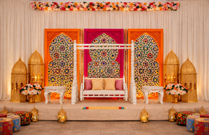 Décoration de scène éblouissante pour Mehndi et Sangeet, aménagement de cérémonie Heena avec décors métalliques découpés au laser style Mehrab, canapé de mariage haut de gamme - Product Image 2