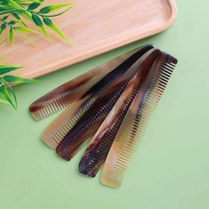 Peine de Cuerno Natural Hecho a Mano – Regalo Sostenible y Artículo Artesanal para Uso Diario - Product Image 4