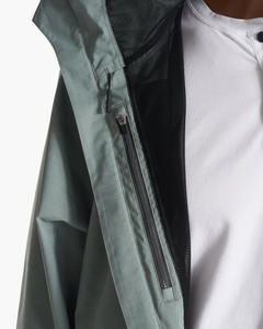 เสื้อแจ็คเก็ตกันฝนผู้ชายสไตล์ใหม่ น้ำหนักเบา ระบายอากาศได้ดี มีฮู้ด พร้อมโลโก้ด้านหน้า บริการ OEM - Product Image 6