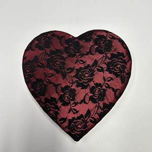 Caja de Regalo de Boda con Forma de Corazón, Personalizada con Encaje Rojo Elegante y Listón - Product Image 4