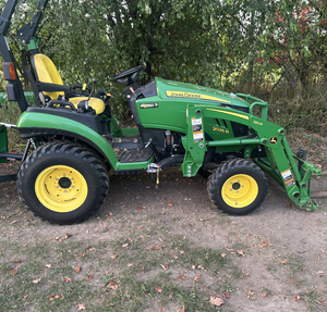 Tracteur utilitaire compact John Deere 2025R 24 CV 4x4 à moteur diesel et transmission hydrostatique, avec option chargeur – Meilleures ventes - Product Image 1