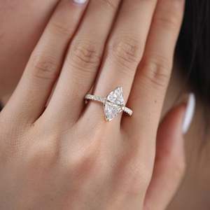 Anillo Toi Et Moi de Oro Amarillo de 14K/18K con Diamante Cultivado en Laboratorio de 2 Quilates para Mujer, Anillo de Compromiso de Lujo con Corte Trillón y Doble Piedra Pavé - Product Image 3