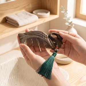 Peigne en bois sculpté à la main en forme de cygne avec pompon, design traditionnel, écologique, décoration d'intérieur, accessoire de chambre à coucher - Product Image 4