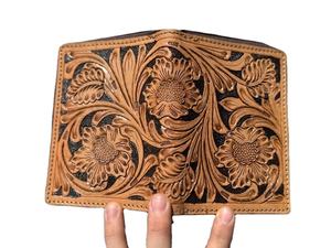 Cartera Unisex de Cuero Genuino Estilo Vintage RFID, Diseño Largo Bohemio a Rayas con Cierre de Cremallera y Adornos Tallados, 5.75x4.5 Pulgadas - Product Image 3