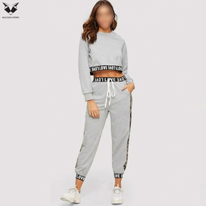 Conjunto de Camiseta Corta y Pantalones Deportivos para Mujer, Conjunto Deportivo de Dos Piezas Elegante para Entrenamiento, Yoga, Viajes y Ropa Urbana - Product Image 3