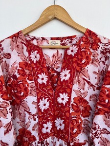 Robe longue en coton rouge à motifs floraux, imprimée à la main, avec bordures et ceinture en tissu, style bohème. - Product Image 4