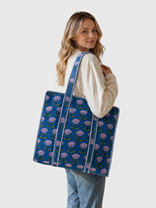 Sac fourre-tout vintage en coton matelassé bleu avec motif floral rose et bordure en corde - Product Image 1